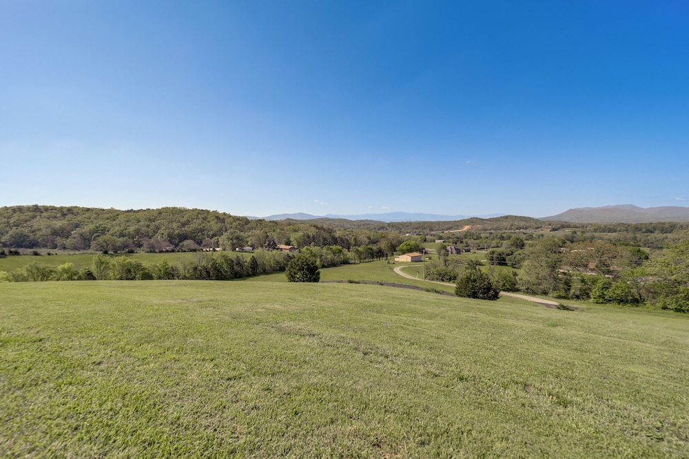 Panoramic Mtn Views: Spacious Tennessee Home!