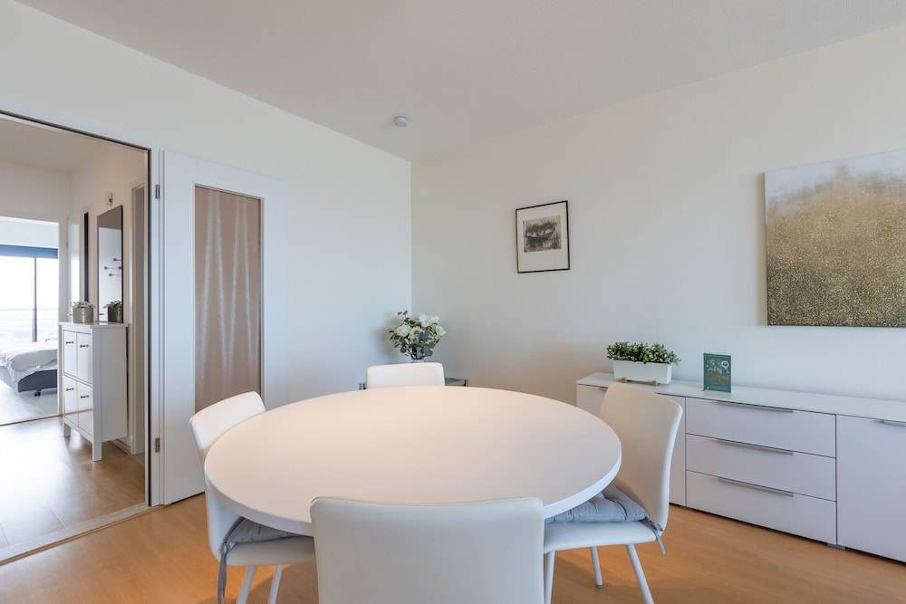 Cozy 1-bedroom Apartment With Sea View