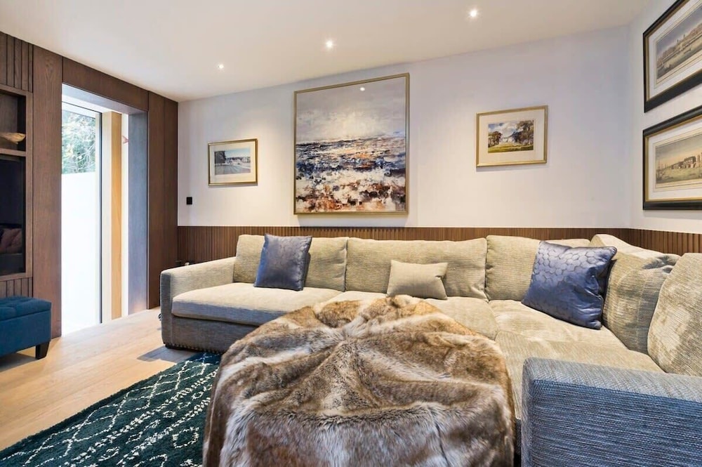 5 Bed House w/ Indoor Pool, Sauna & Private Garden - Fulham
