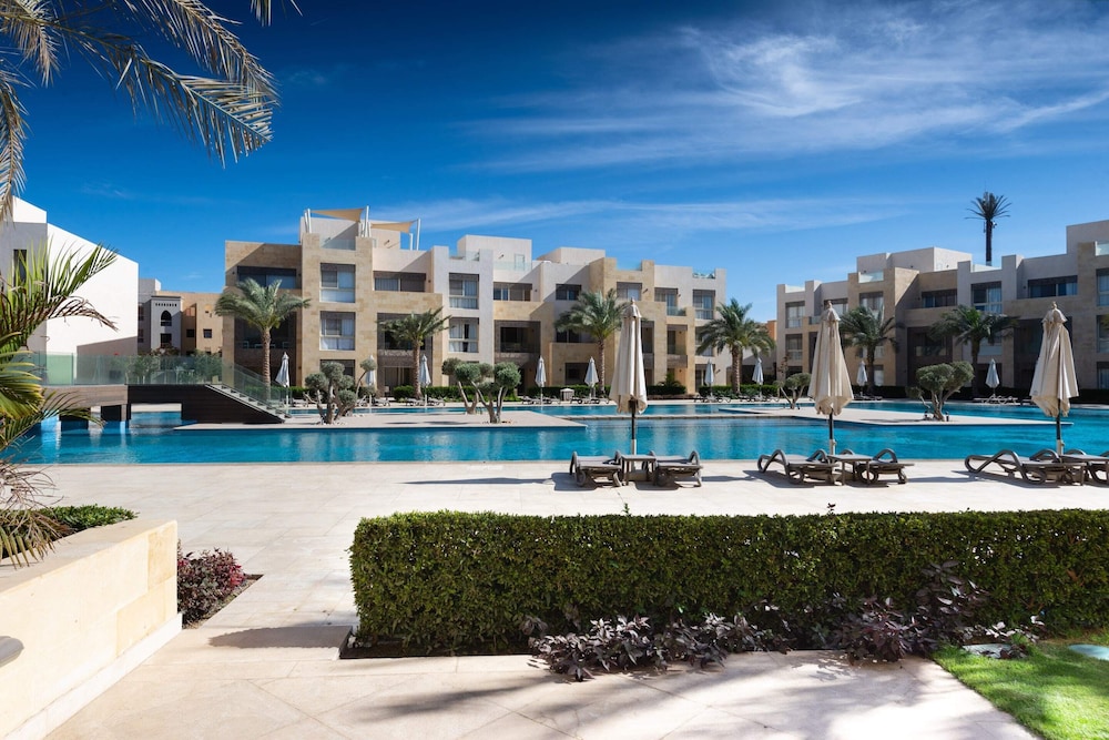 Xuru Stays I Exotic 1bdr w/ Outdoor Terrace Pool & Beach Access