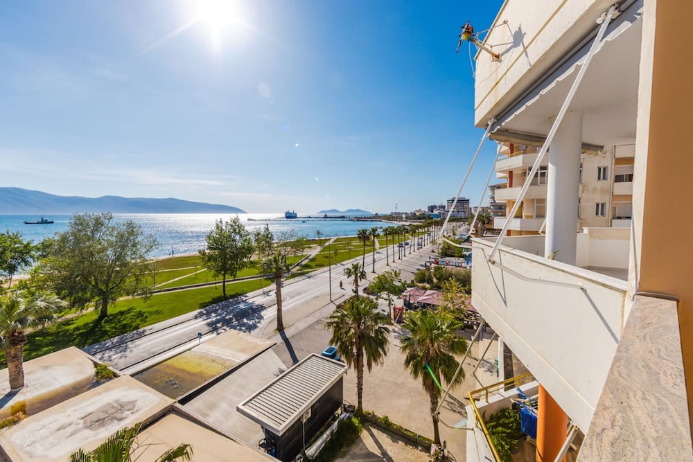 Beachfront Apartment - Near Beach City