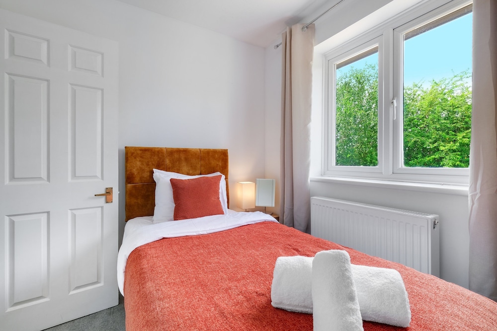 Sharp Close 4 Bedroom 2 Bath - Aylesbury