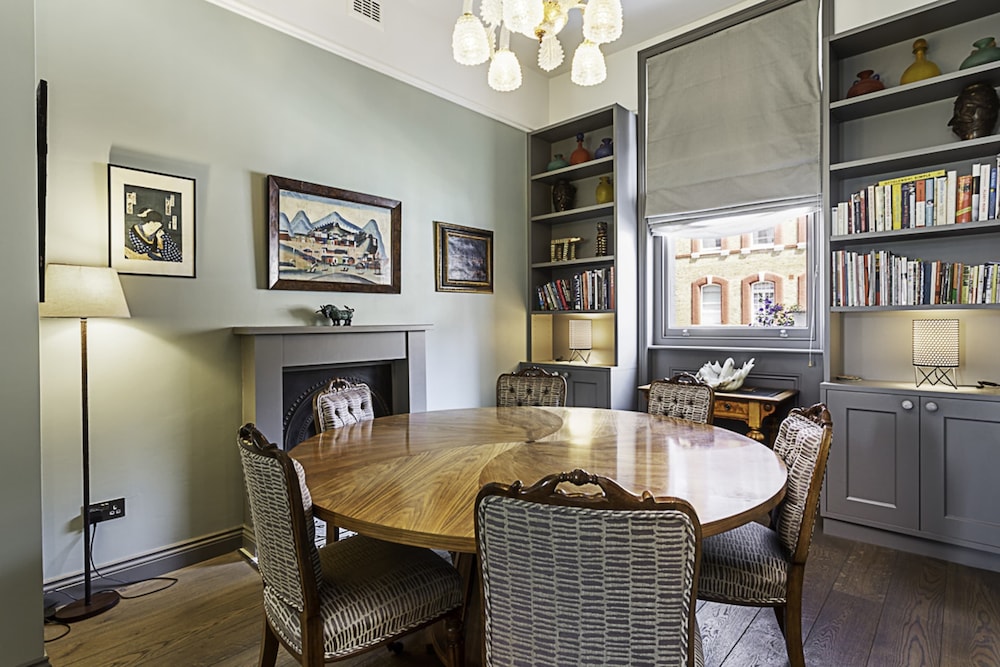 Well-designed Chelsea Flat