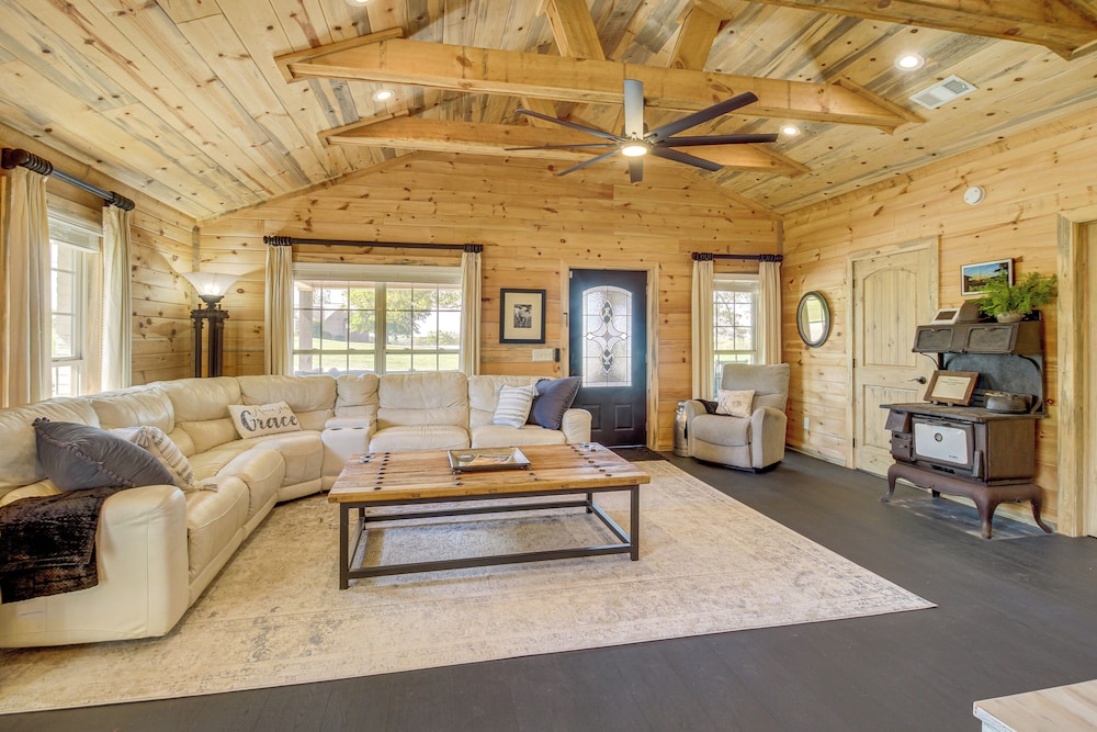 Deck & Yard: 'margy's Farmhouse' in Jasper