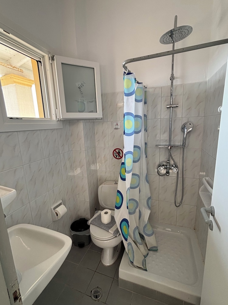DOLPHIN APARTMENTS & STUDIOS