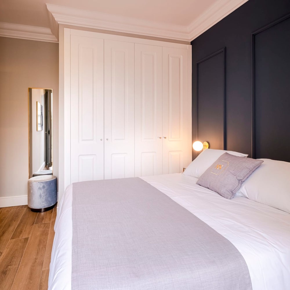 The Roger Terrace 2BR With Pool gym in Barcelona