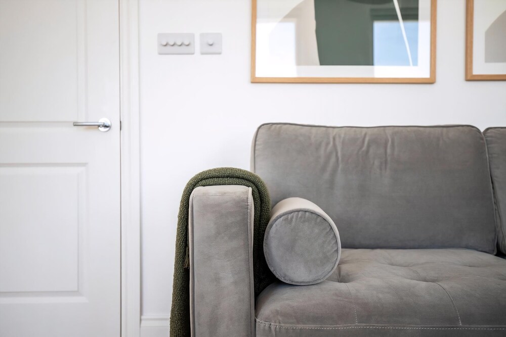 Chic Chelsea Retreat: Bright Space & Balcony Bliss