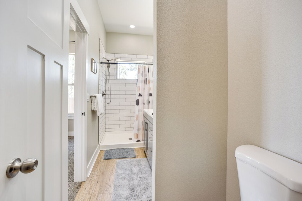 Dtwn Woodland Park Townhome w/ Covered Deck