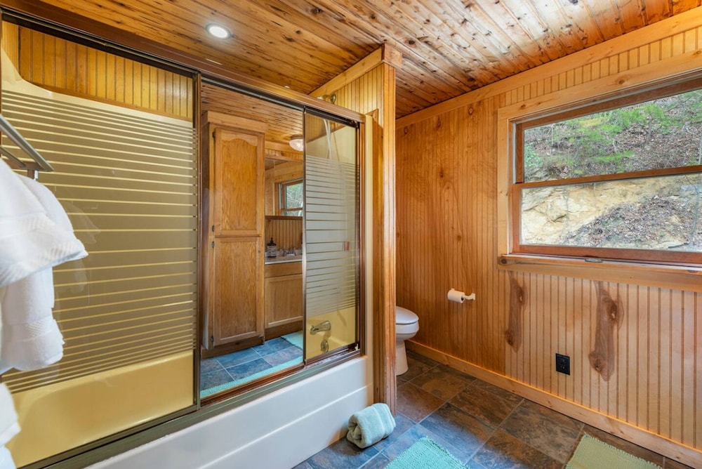 Heart Soul Log Cabin Sanctuary w Walking Trails