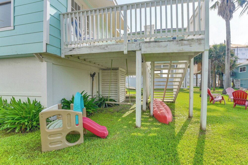 Walk to Beach: Galveston Family Getaway w/ Patio
