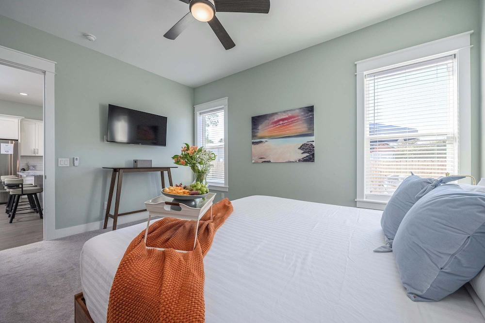 Beach to Bay 3BR Retreat - Cowboy Pool & Golf Cart