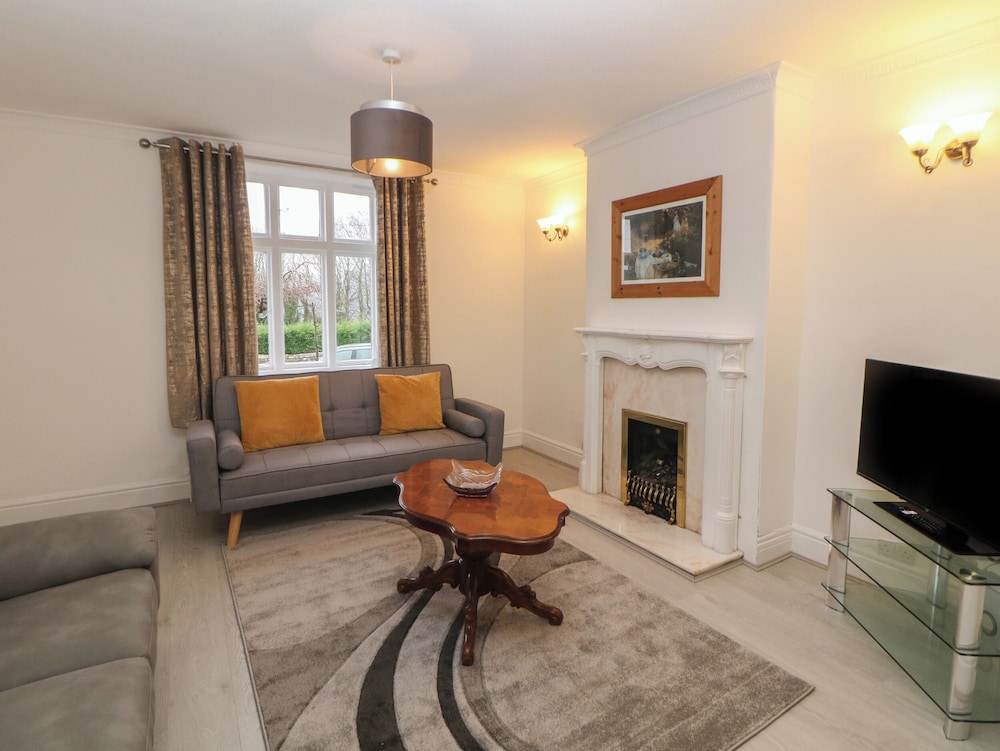 15 Calton View