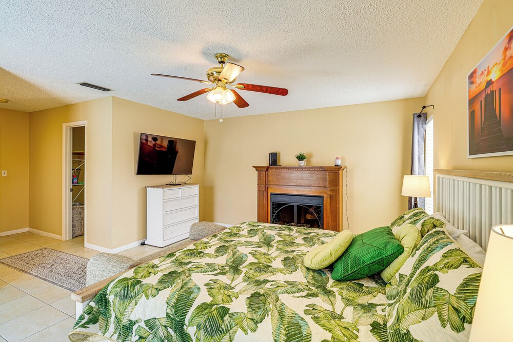 1 Mi to Dtwn Stuart: Bright Home w/ Pool & Spa!