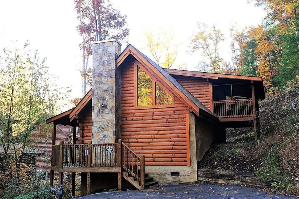 Relaxing Eagles Ridge Getaway Hot Tub