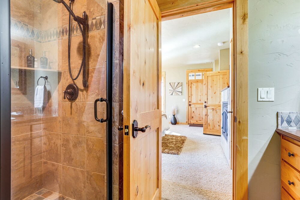 Mountain-view Cabin Near Trails in Powell Butte!