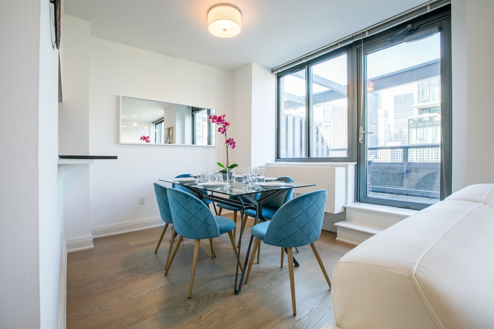 Bright 2 Bedrooms 2 Bathrooms Unit With Balcony