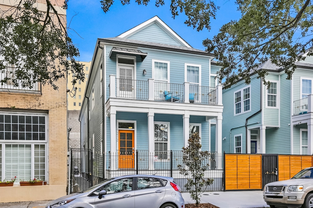 Stunning 4 BR Condo + Pool - Near St. Charles