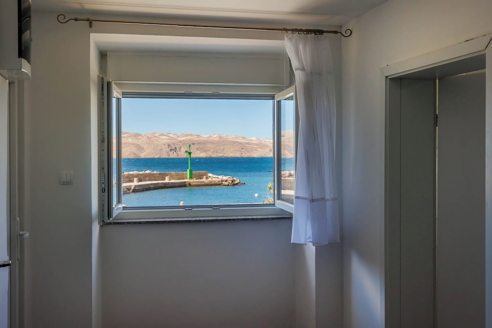 Seafront Apartment Sanja