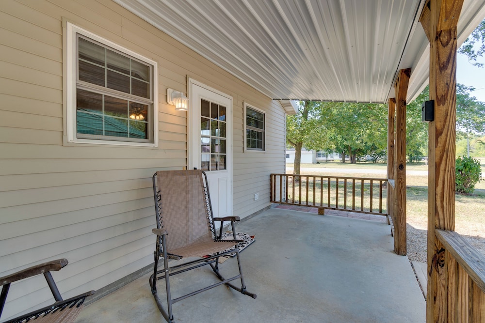 9 Mi to Effingham: Pet-friendly Rural Escape