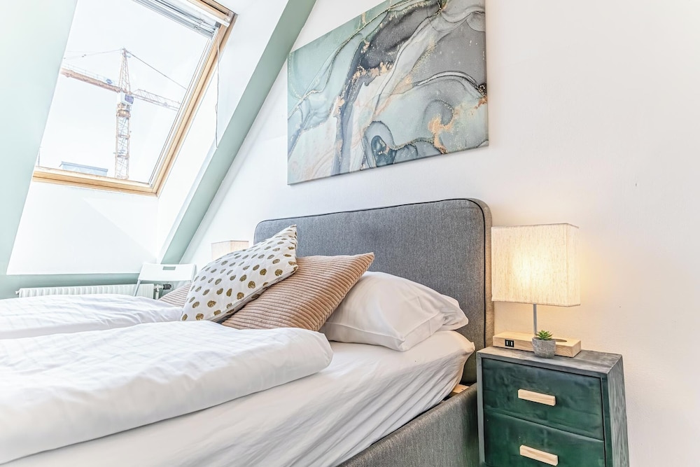 Stunning 12BR Floor For 24 People