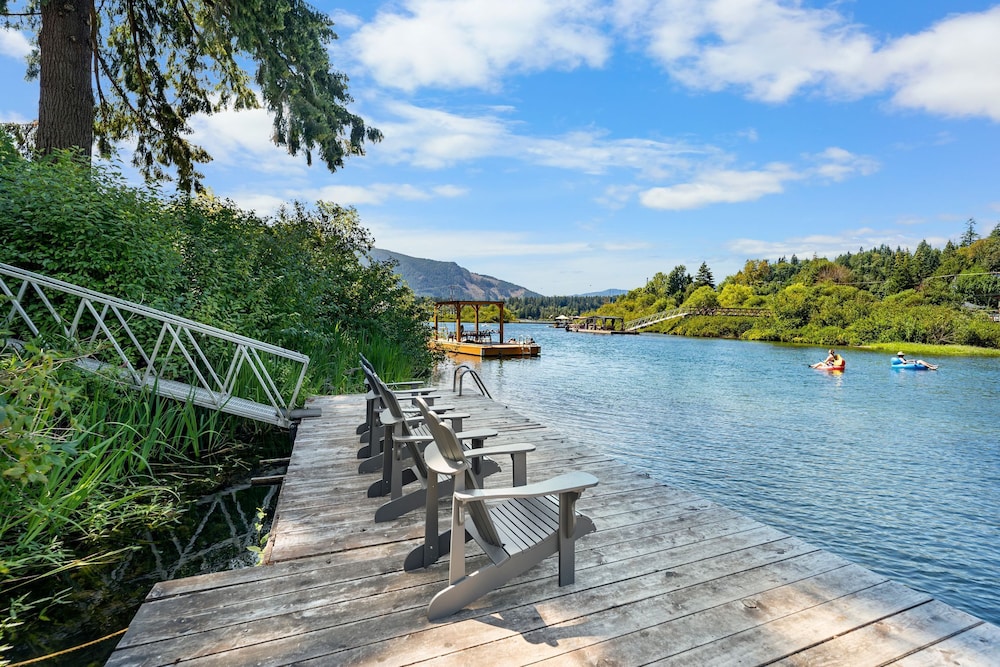 Riverside by Cowichan Lake Cottages