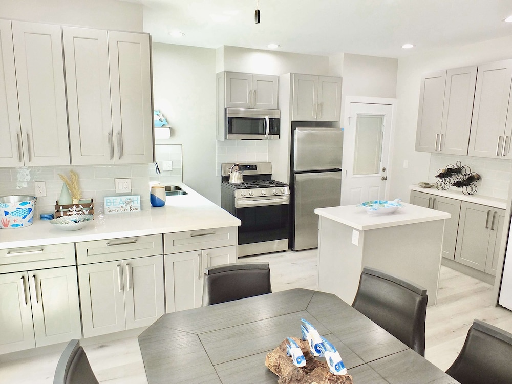 New Beach & Bay Retreat Full of Amenities! view 5