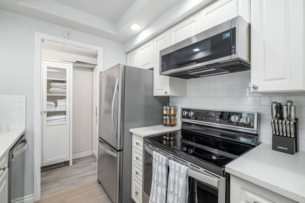 1 Bdrm With View of Ocean Very Centrally Located
