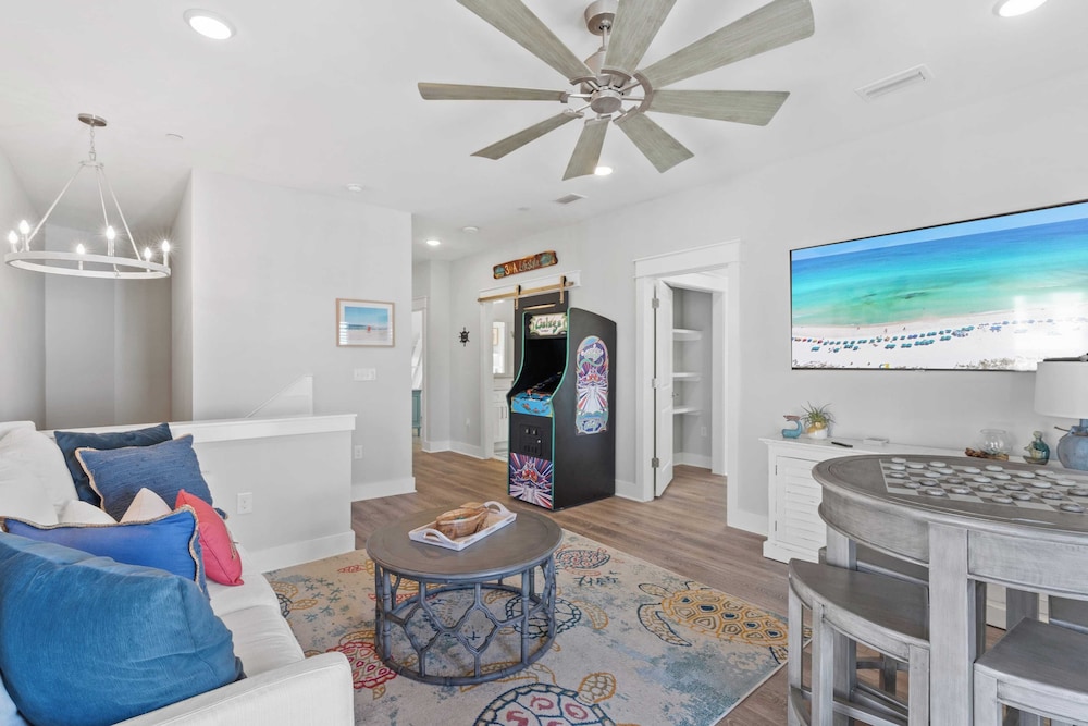 Gulf-view Retreat w/ Rooftop Deck + Private Pool Villa Anesi by Avantstay