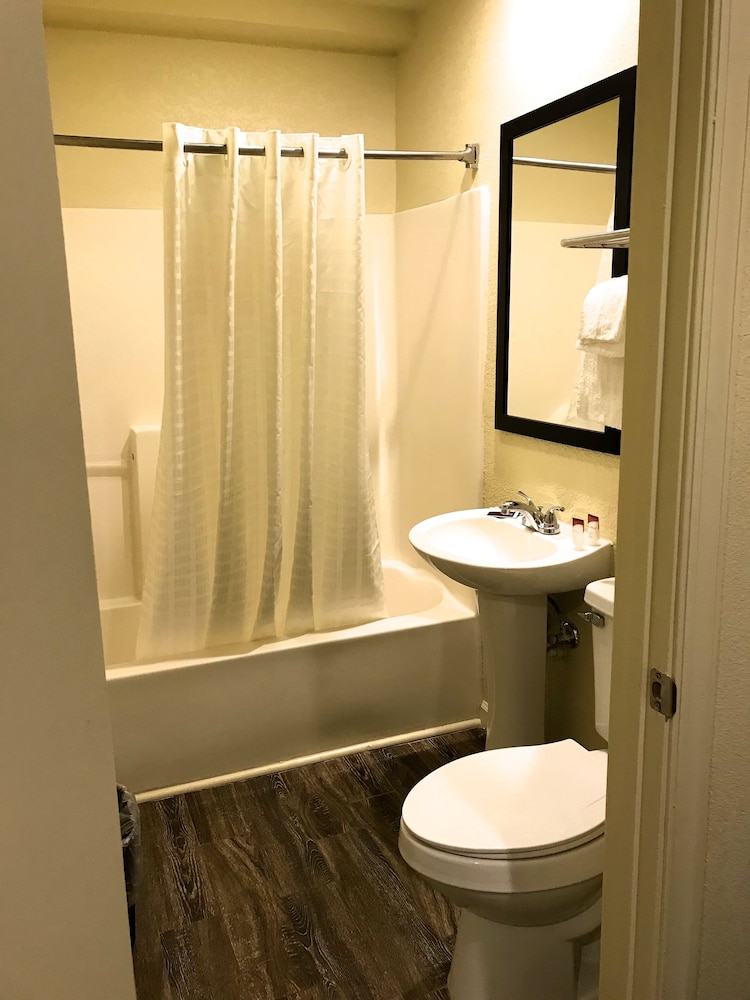 Whistling Pines - Daily & Extended Stay, Elizabeth City