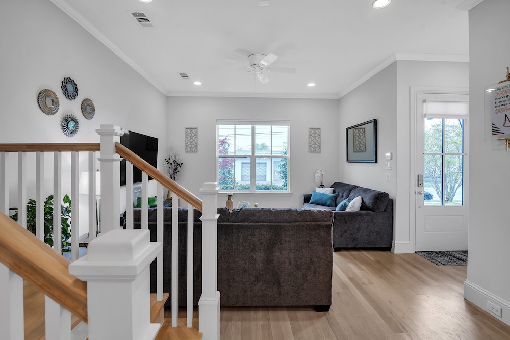 Modern 3br In Bishop Arts Walk To Shops & Dining 3 Bedroom Duplex