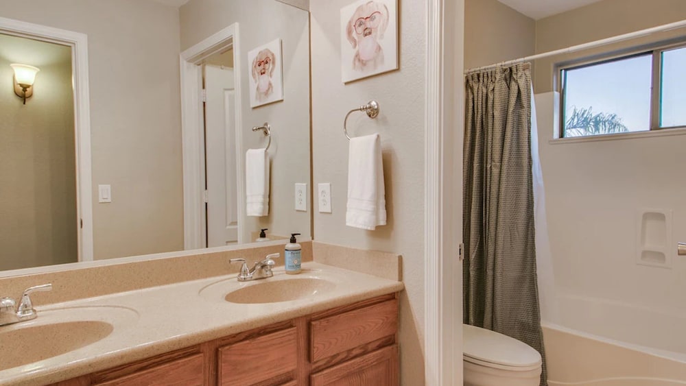 Massive 5 Bdrm Getaway W/pool, Hot Tub, Game Room!
