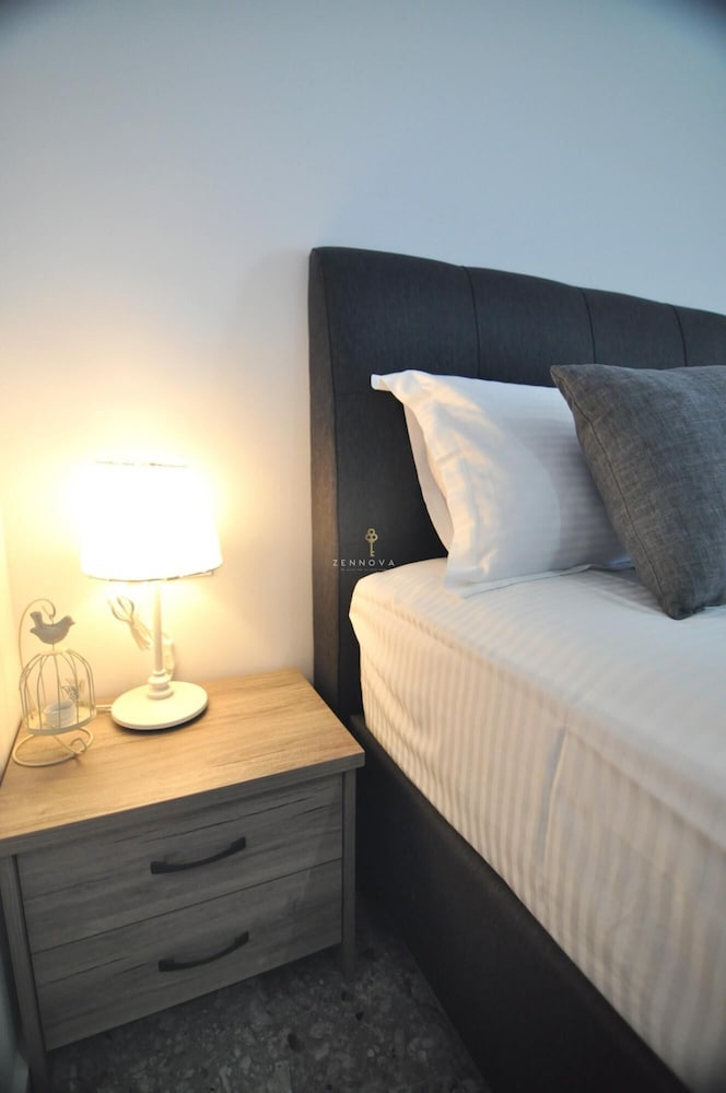 Zennova 27 Sirene Luxury Studio view 5