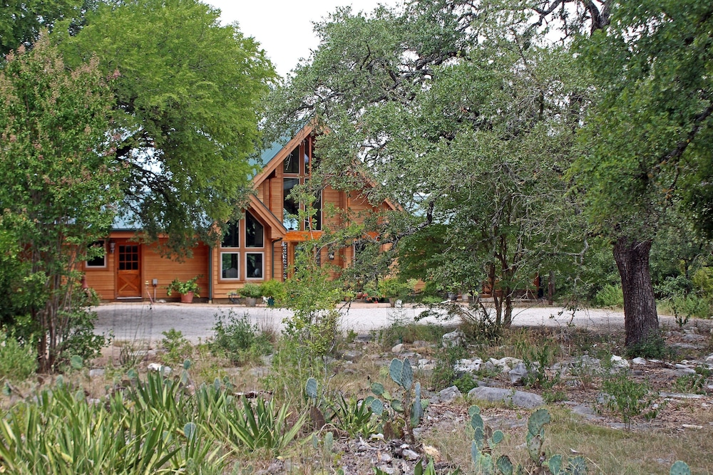Prow'd House Bed & Breakfast