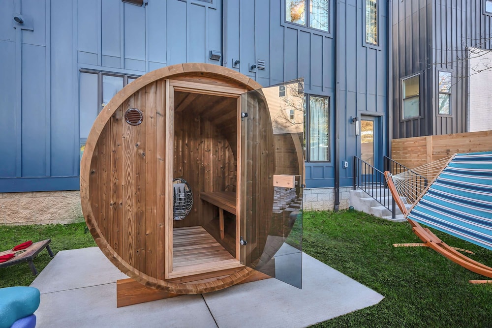 Luxury Hot tub Rooftop Deck Game Room Nashville