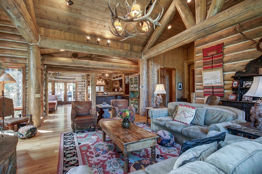 Bear Lodge 6 Bedroom Home by RedAwning