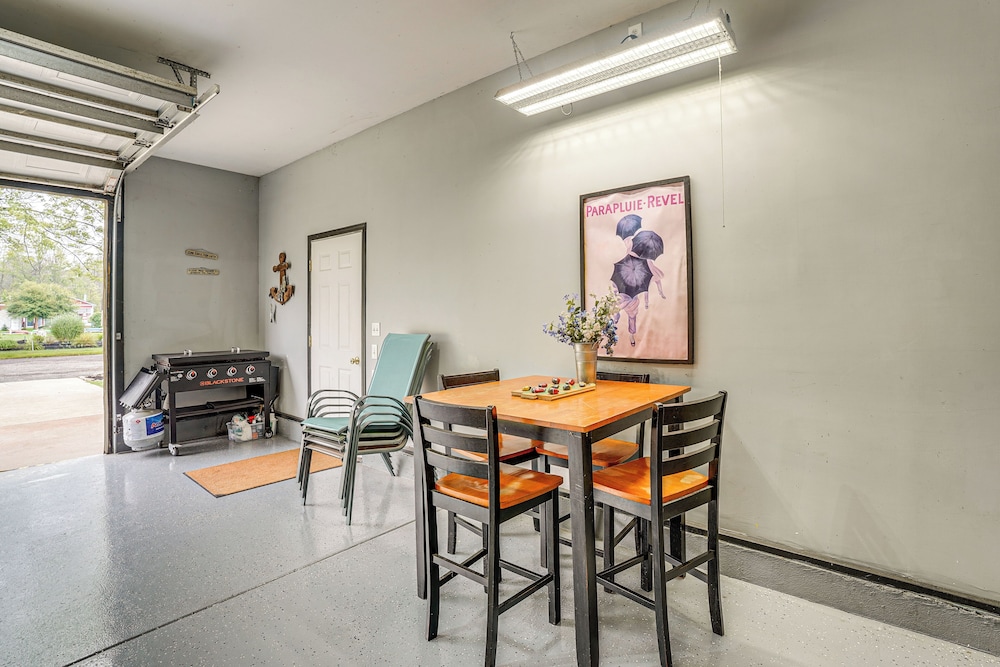 Garage Game Room, Bar: Coldwater Lake House!