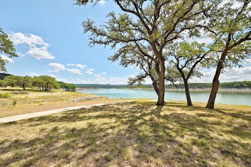 Luxury Lakefront Escape on Lake Travis