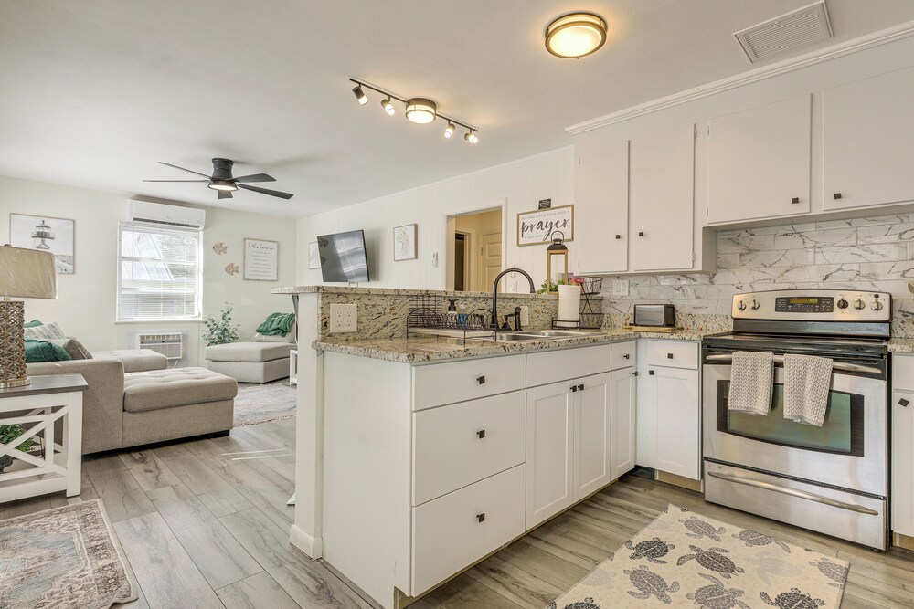 Walk to Shops & Dining: Downtown Stuart Home!