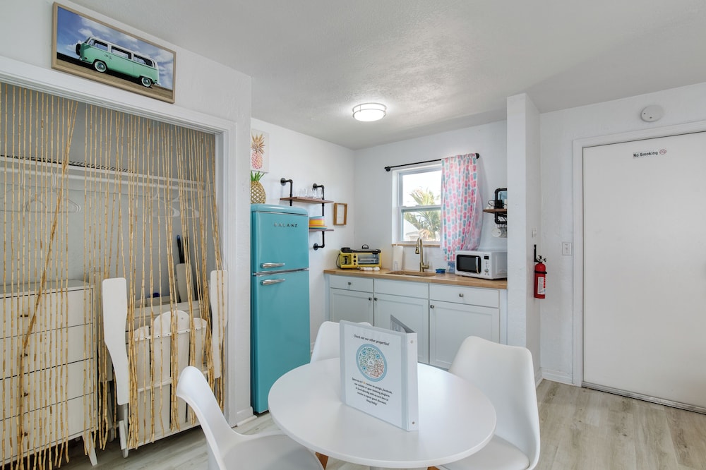 Pineapple Shores Retro Inn