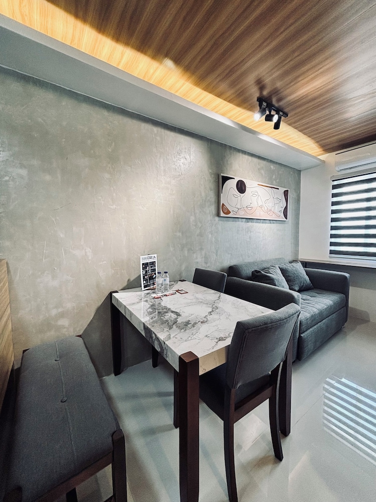 A Smooth & Cozy City Loft