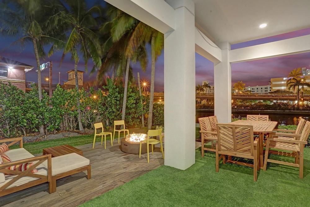 Intercostal beauty with heated pool + Spa!