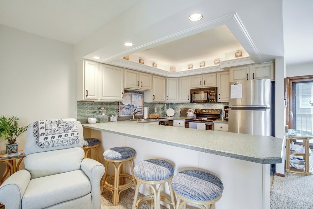 Ocean City Getaway w/ Balcony, Steps to Boardwalk!