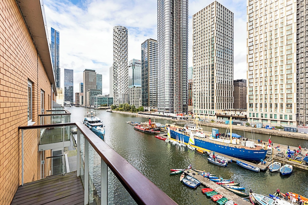 Bright and Stylish Riverside Haven in Canary Wharf