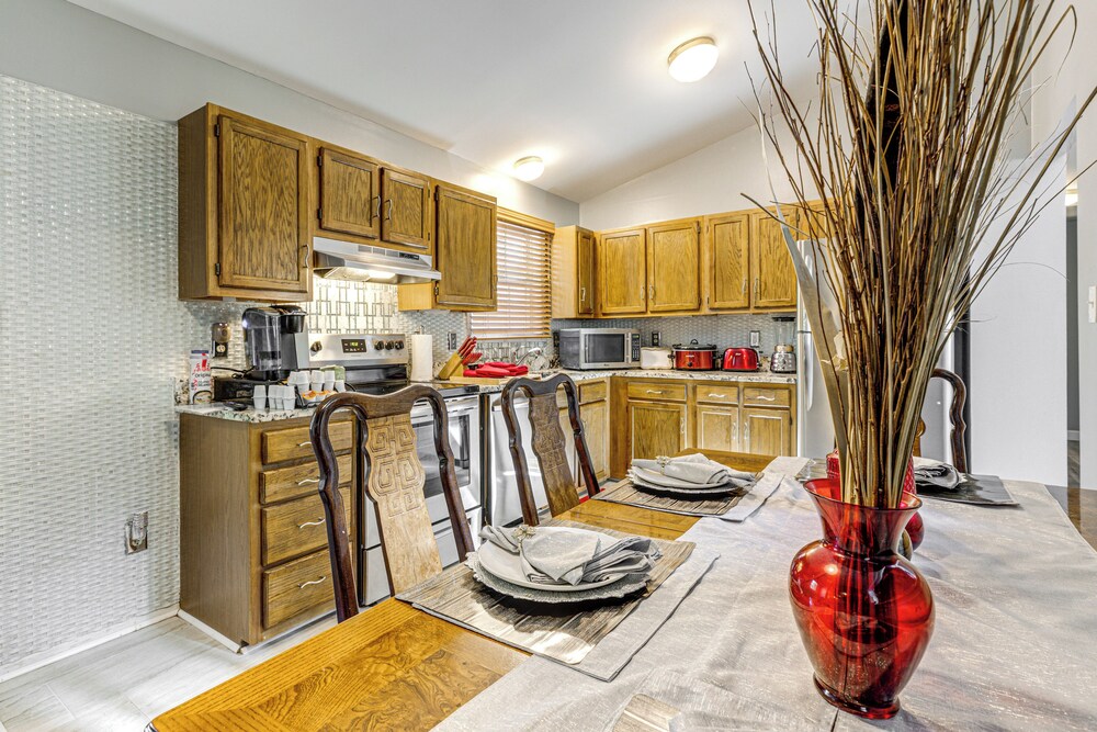 Walk to Beach: Elegant Escape in Lusby!