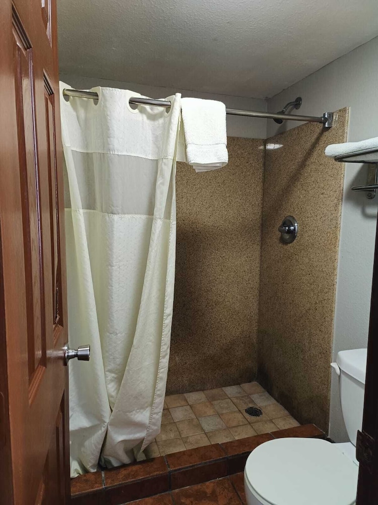 American Inn & Suites By Capital O Victoria US-59