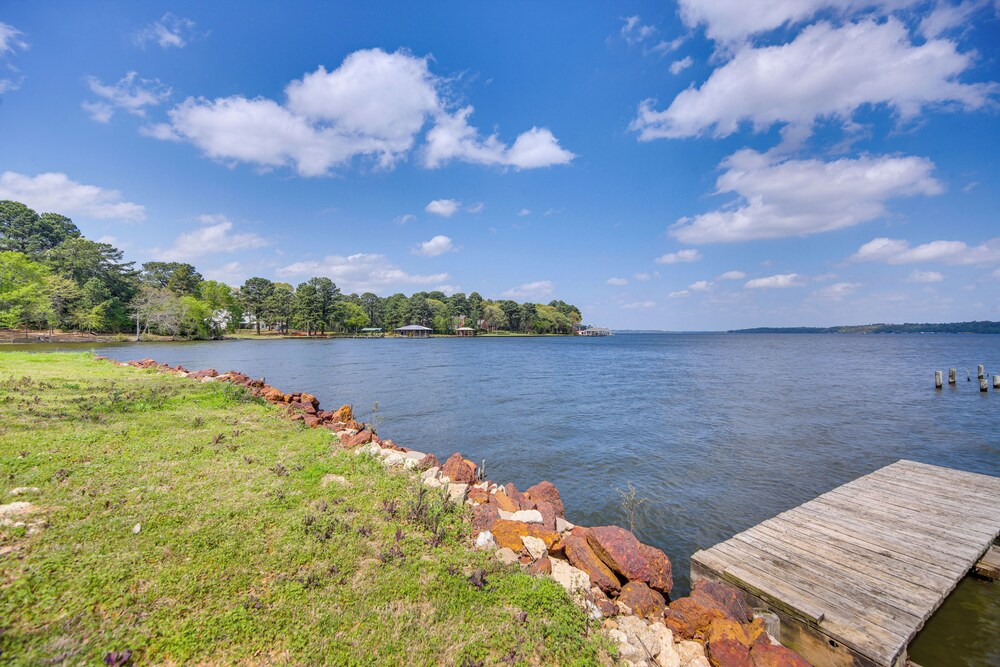 Lake Palestine Vacation Rental - Steps to Water!