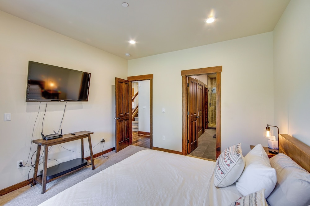 Suncadia Resort Townhome w/ Grill + Fireplace view 4