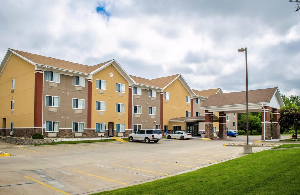 Quality Suites St. Joseph - Property Image 2