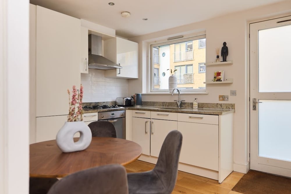 The Queen's Park Getaway - Adorable 2bdr Flat With Terrace