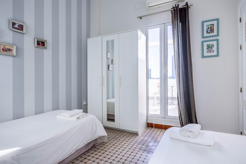 Cheerful 6 Bedroom House in Seville With Terraces
